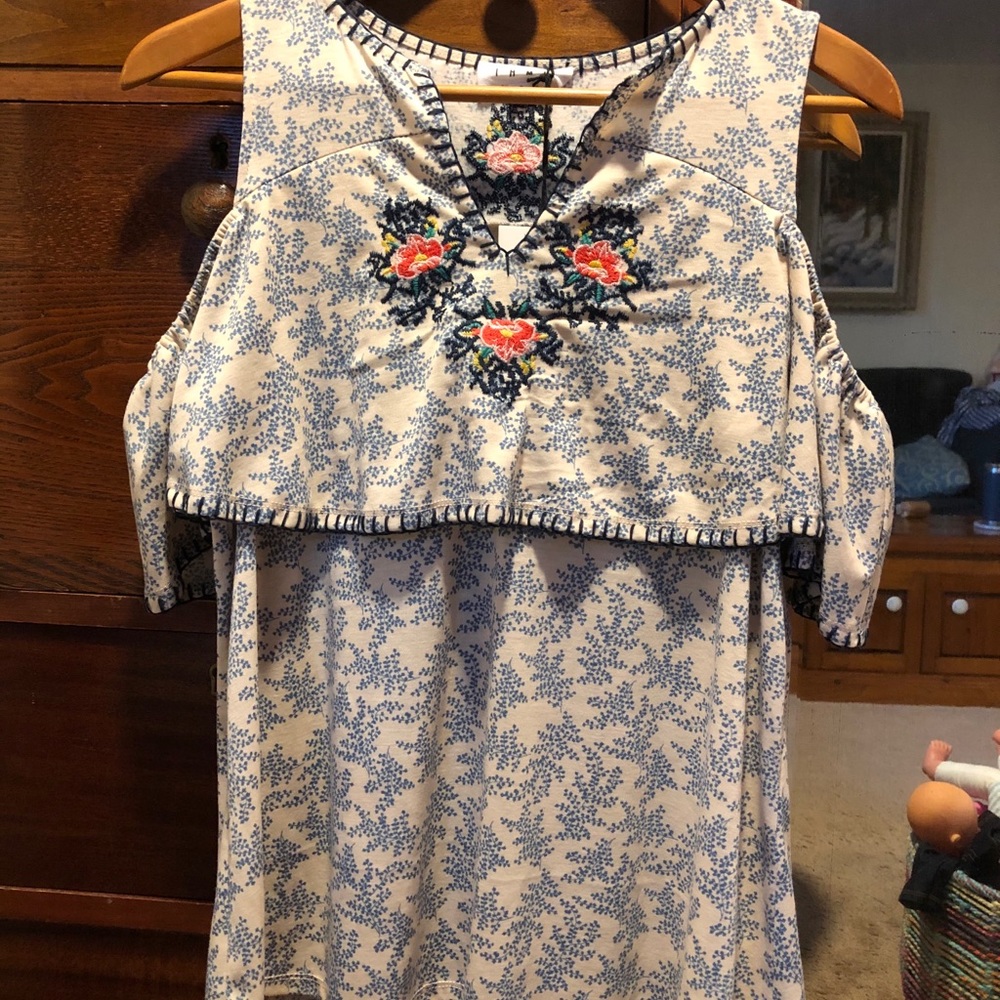 Women’s embroidered shirt